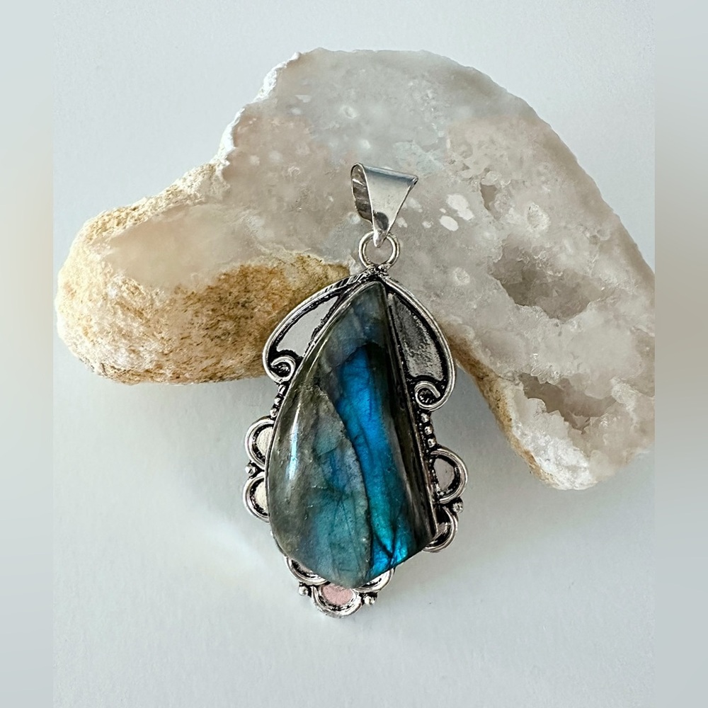 High grade Labradorite pendant - Picture 3 of 6